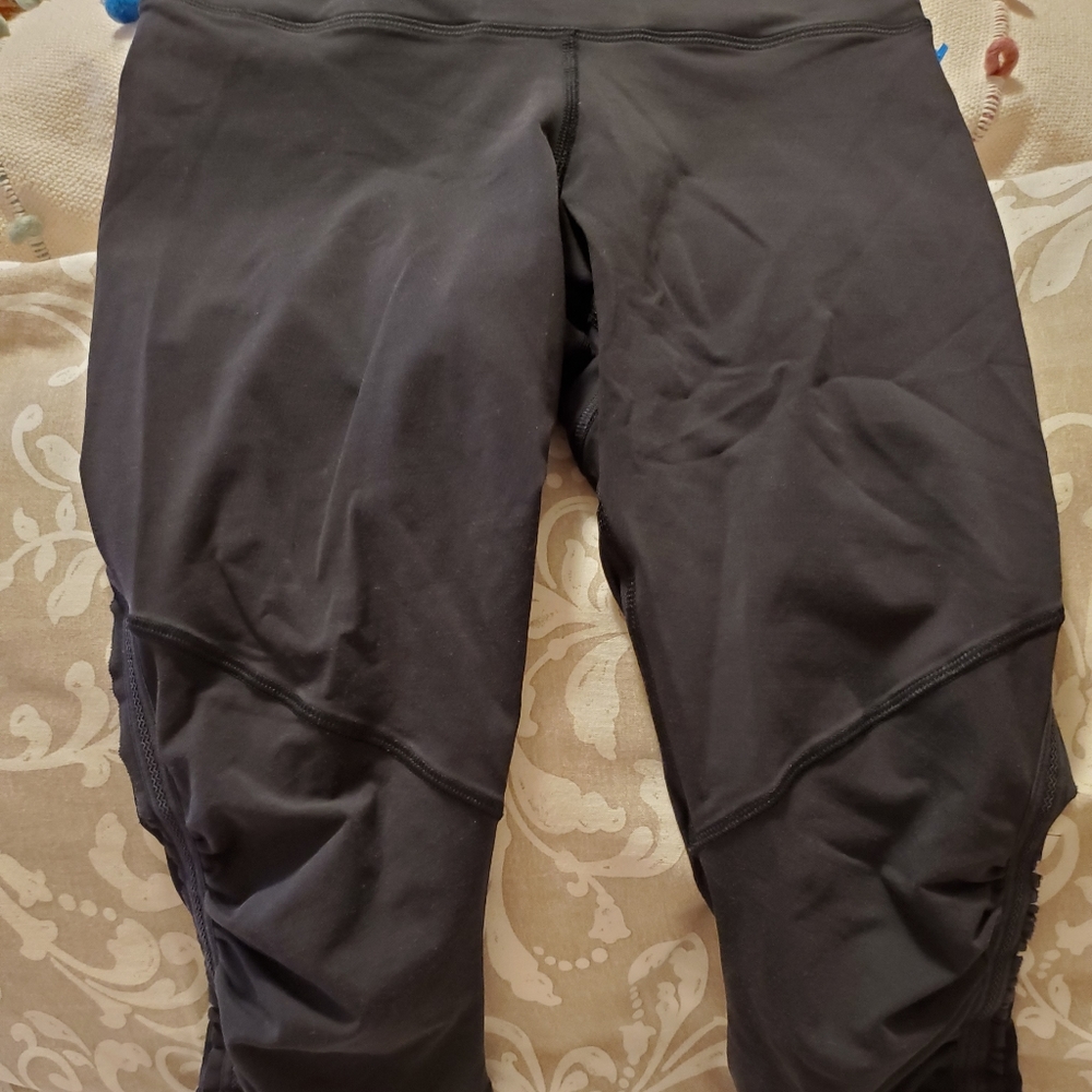 Lululemon black ruched capri leggings. Size 6